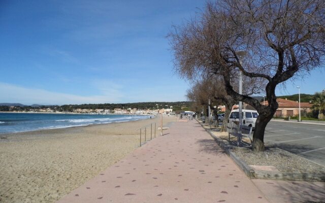 Apartment With 2 Bedrooms in Saint-cyr-sur-mer, With Pool Access, Furn