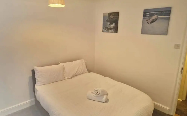 Gillingham 4-bed Stay - Wifi, Parking, Ldn Access