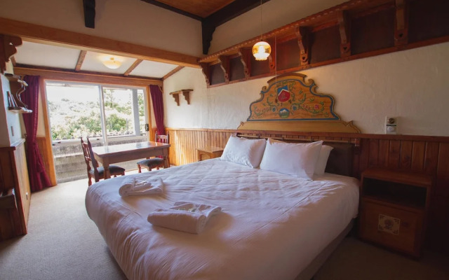 Dawson Falls Mountain Lodge