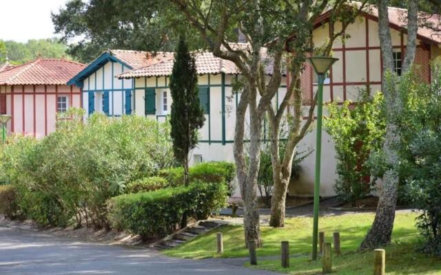 Maison au milieu des pins entre golf et océan