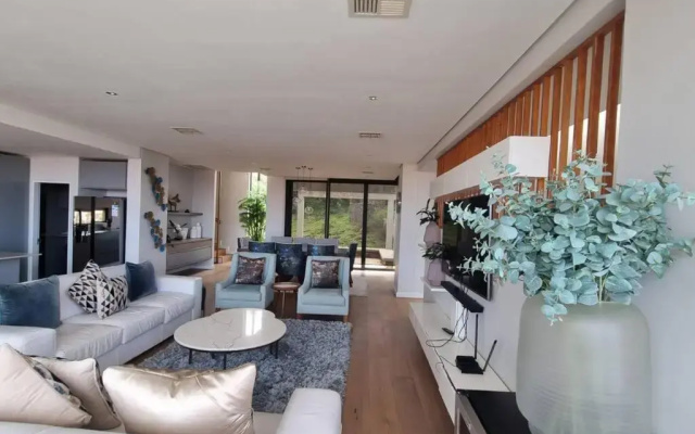 Sea Facing 4 Bedroom Holiday Home in Zimbali