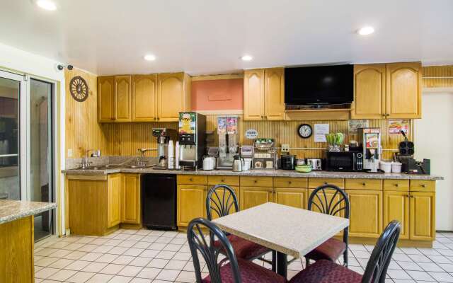 Super 8 by Wyndham Darien