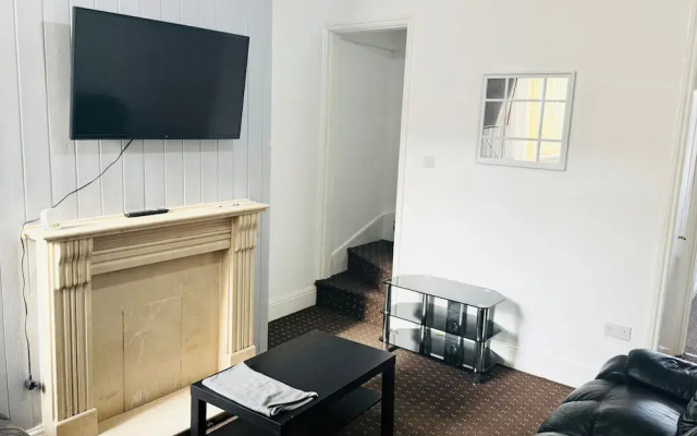 Weekend Escape- 4 Bedroom House in Stoke-on-trent