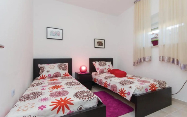 Two Bedroom Apartment Valdebecco for 5 persons