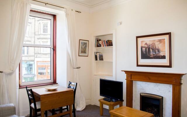 Bright 2 Bedroom Home In Edinburgh