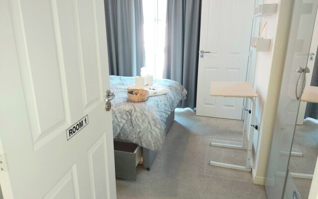 Room in Guest Room - Ensuite Double Room, Full Kitchen, in 3-bed Home