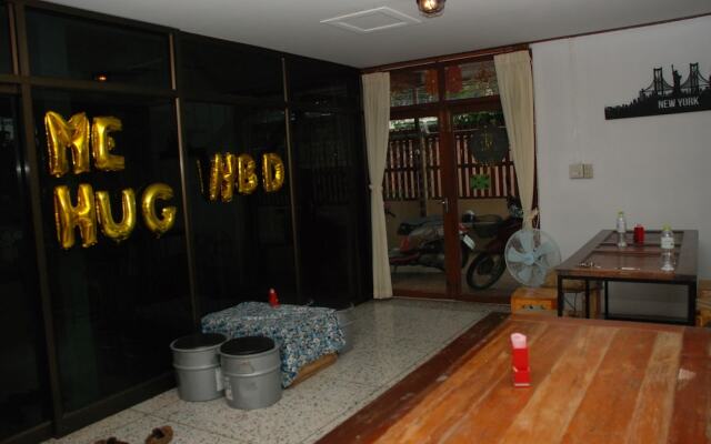 ME HUG Hostel&Restaurant