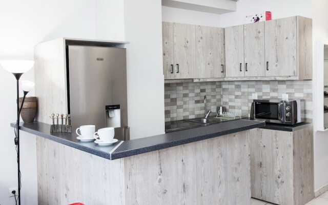 Modern-deluxe central apt in Athens