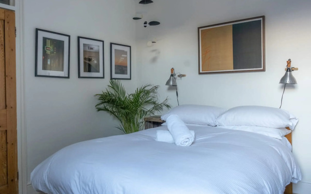 Bright Stockwell Apartment