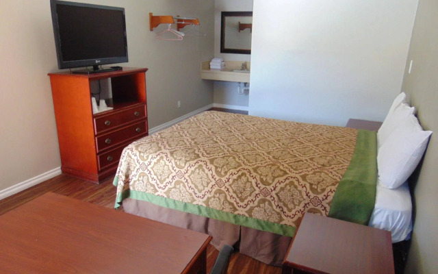 West Coast Inn - Near Gem Theatre