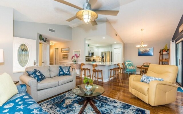 Waterfront vacation home in luxurious resort by Redawning