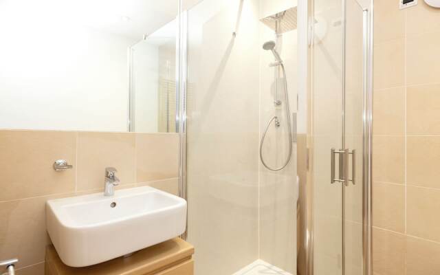 JOIVY Quiet Mews Street Apartment in the Heart of Edinburgh