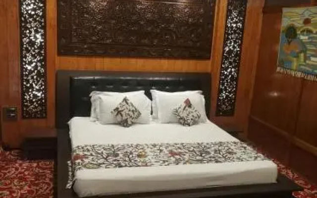 New Zenith Group of Houseboats