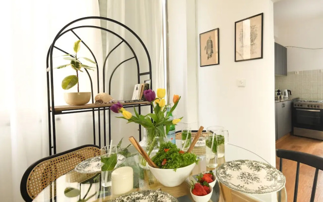 Stylish 2-Bedroom Green Oasis