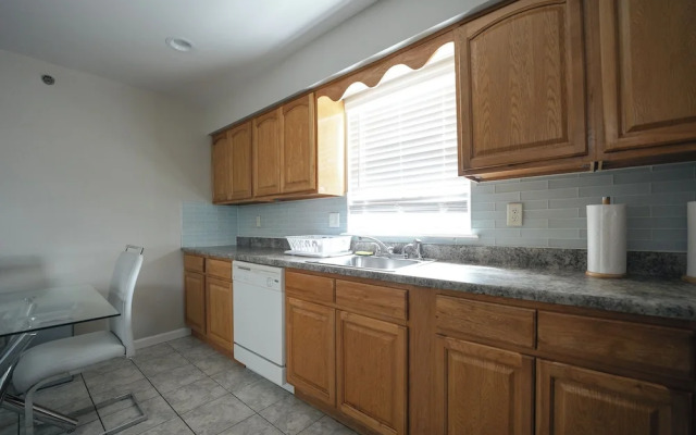 Newark Liberty Gem Brick House Apt 3