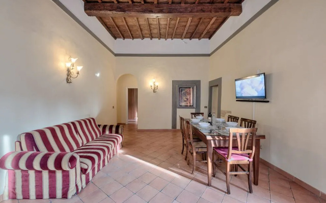 Rosa- Apartment with Terrace in Piazza Strozzi, Duomo