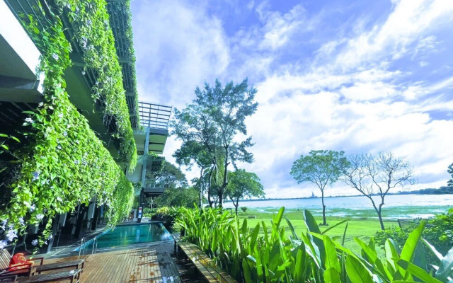 The Lake Forest Hotel