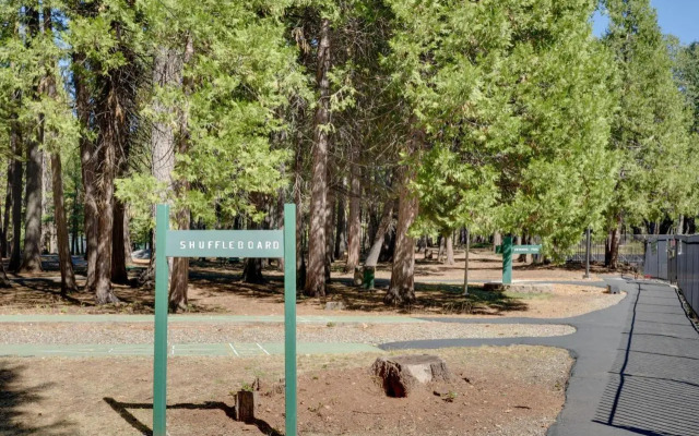 12 Mi to Apple Hill: Family-friendly Cabin Retreat