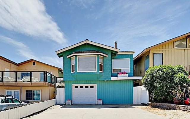 Airy Beach W/ Ocean Views, Balcony & Patio 3 Bedroom Home