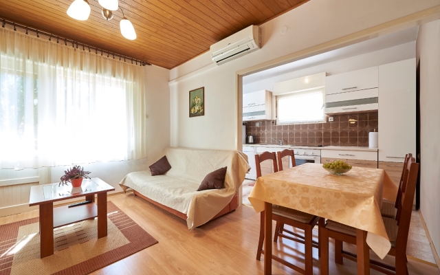 Apartment Ivo - with garden: A1 Trogir, Riviera Trogir