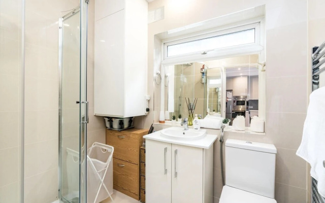 Sleek 2BD Home Close Brent Cross Shopping Centre