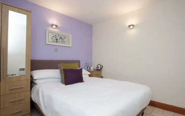 Priory Tearooms Burford With Rooms