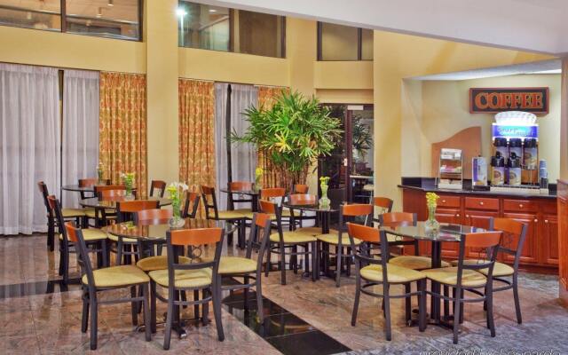 Holiday Inn Express Hotel & Suites by IHG