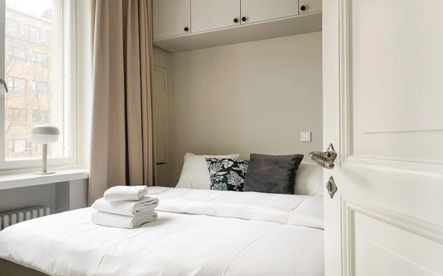Central 1BR next to the park