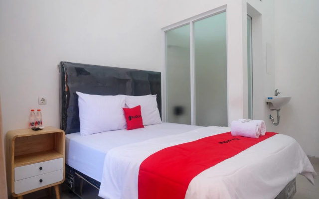 RedDoorz near INSTIPER Yogyakarta – Guest Rooms – Sleman
