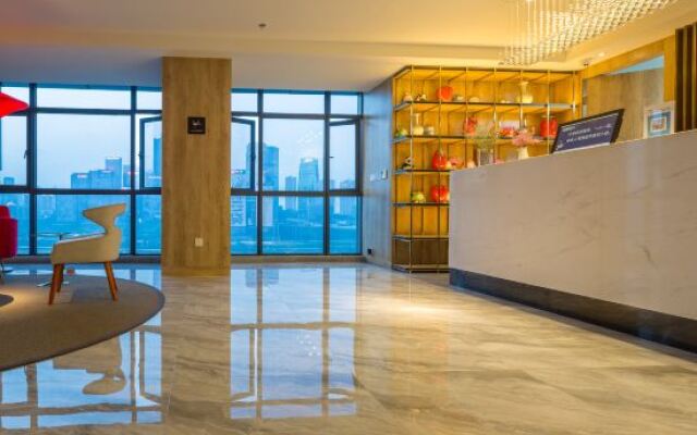 Homeplus Holiday Hotel (Chongqing Hongyadong)