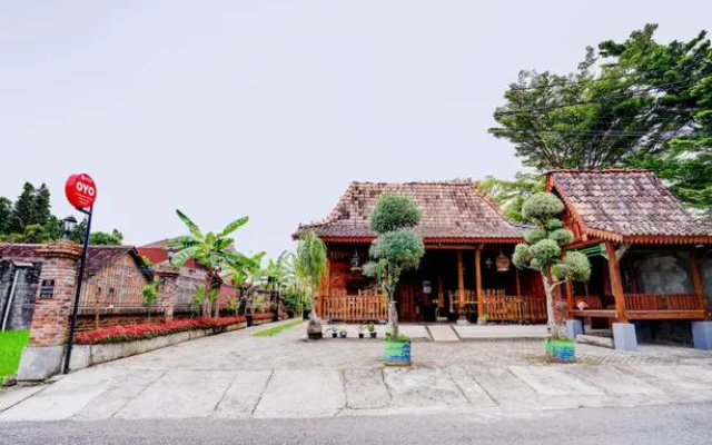 SUPER OYO Collection O 90265 Cempoko Mulyo Homestay Syariah