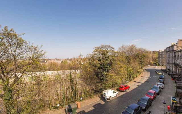 Lovely New Town 2 Bedroom Flat With Fireplace