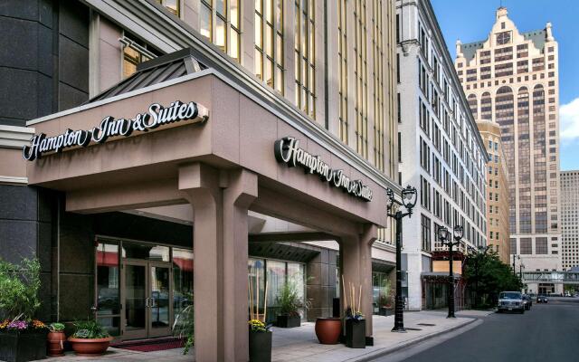 Hampton Inn & Suites Milwaukee Downtown