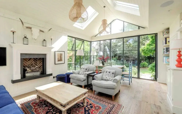 Beautiful Family Home w Garden Pool - Wimbledon