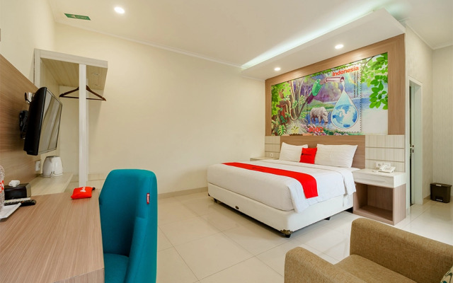 RedDoorz Plus @ Point Phila Cihampelas