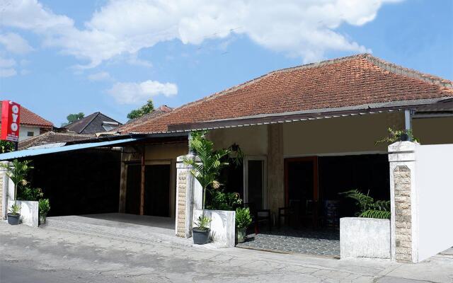 OYO 1196 Hotel Pura Puspa Rosa