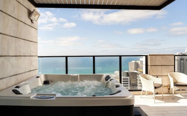Luxury Penthouse on High Floor with Hot Tub