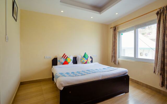 OYO 13160 Home City Heart 3BHK Mall Road