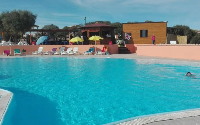 casa rosa nel residence mirice con piscina ,wifi,condizionatore - vicino al mare