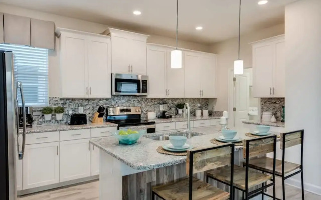 Luxury 5BR Home Private Pool Prime Location