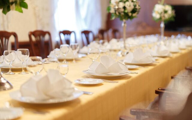 Гостиница «Джолли Алон»