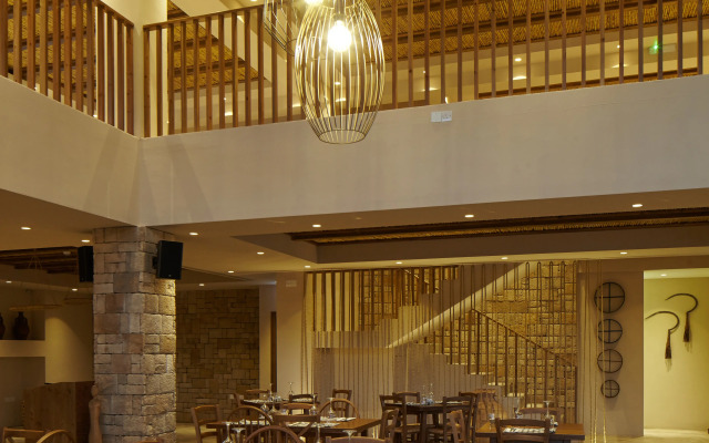 Melpo Antia Hotel & Suites