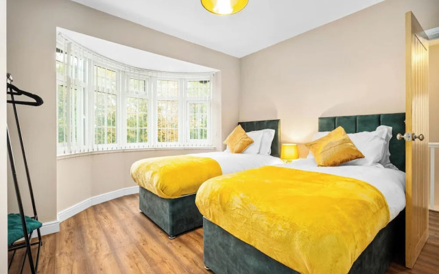 Spacious 3 bed House/sleeps 5/free Parking-oldbury