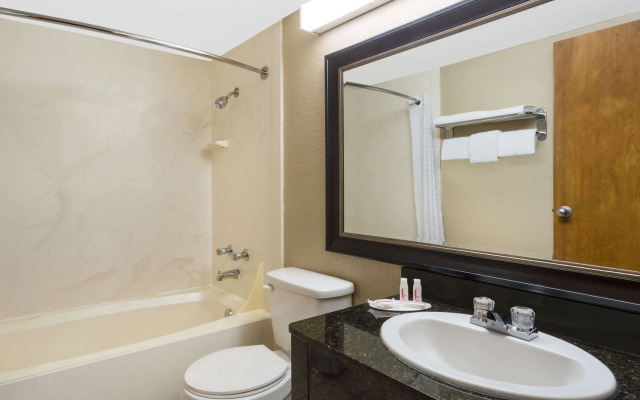 Super 8 by Wyndham Bentonville