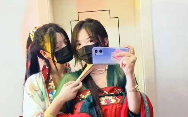 Furong Town and Slow Yueshe (Lotus Pool Shop) – People – Xiangxi