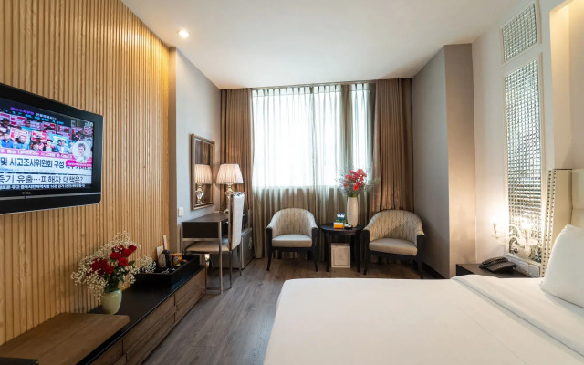 The White Hotel 8A Thai Van Lung