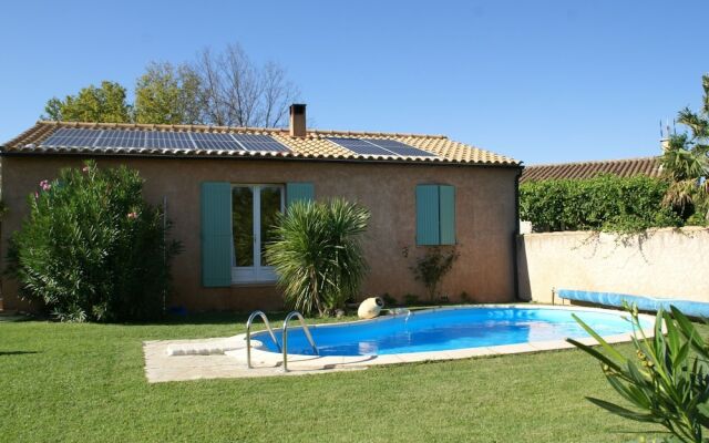 Cozy Holiday Home in Noves with Swimming Pool