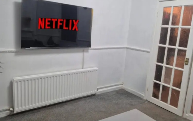 3 Bed Home Free Wifi & Netflix Central Location