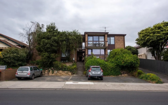 Well-appointed Sunny 2 Bedroom Apartment in Northcote With Parking