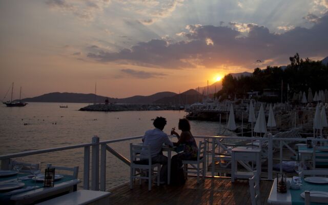 Nur Beach Hotel